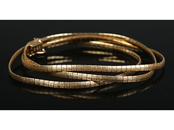 An 18ct gold three band flat link bracel